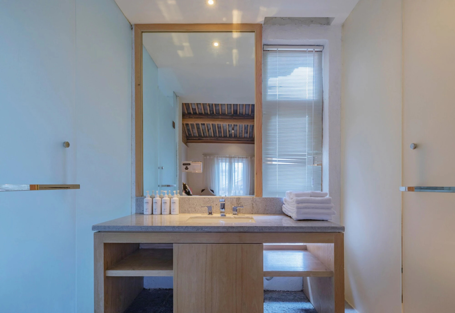 Arro Khampa by Zinc Journey Lijiang