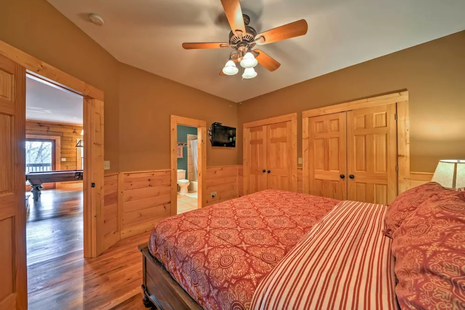 'the Cozy Bear Cabin: Upscale Deck & Mtn Views!