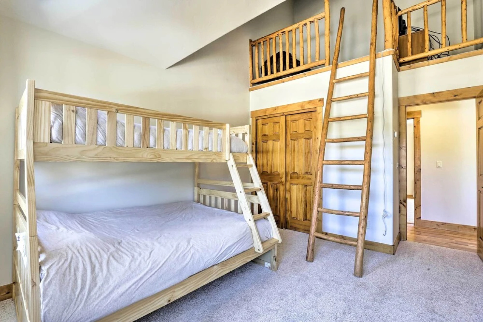 'rocky Bear Lodge' on 2 Acres Near Turquoise Lake