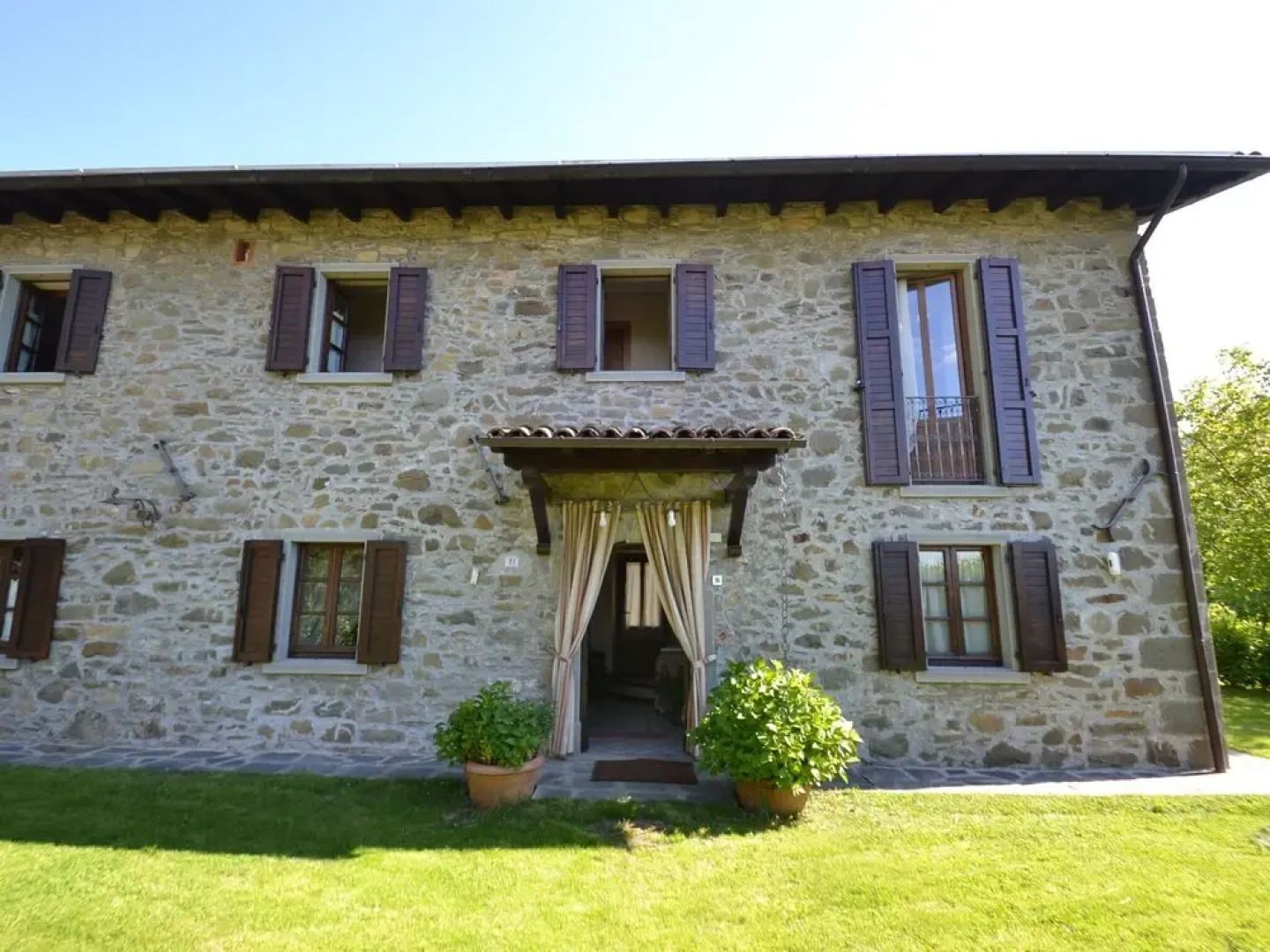 Lovely Farmhouse in Castiglione di Garfagnana with Hot Tub