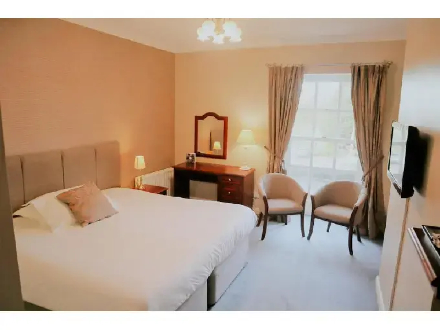 Shaw Hill Hotel Golf And Country Club