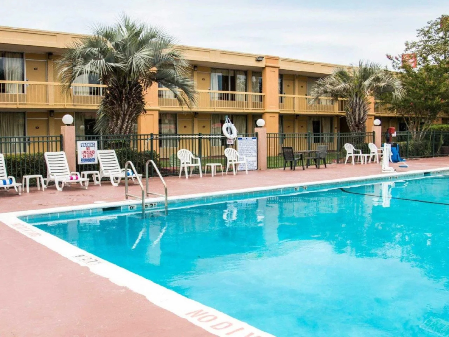 Econo Lodge Savannah Gateway I-95