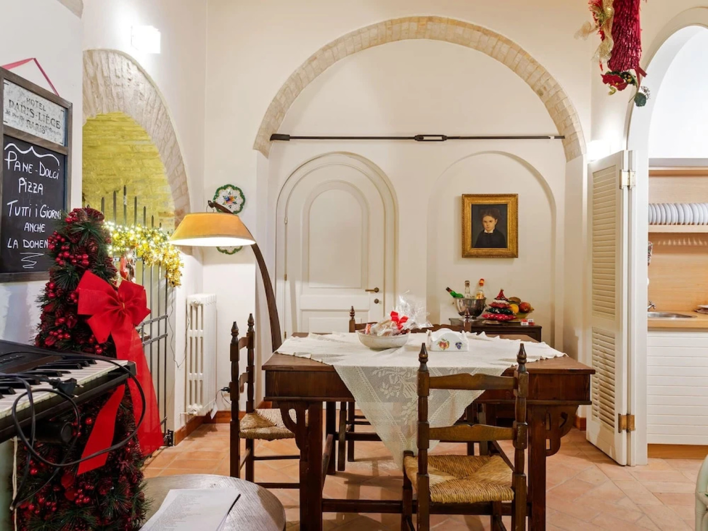 Plush Holiday Home in Macerata with Jacuzzi