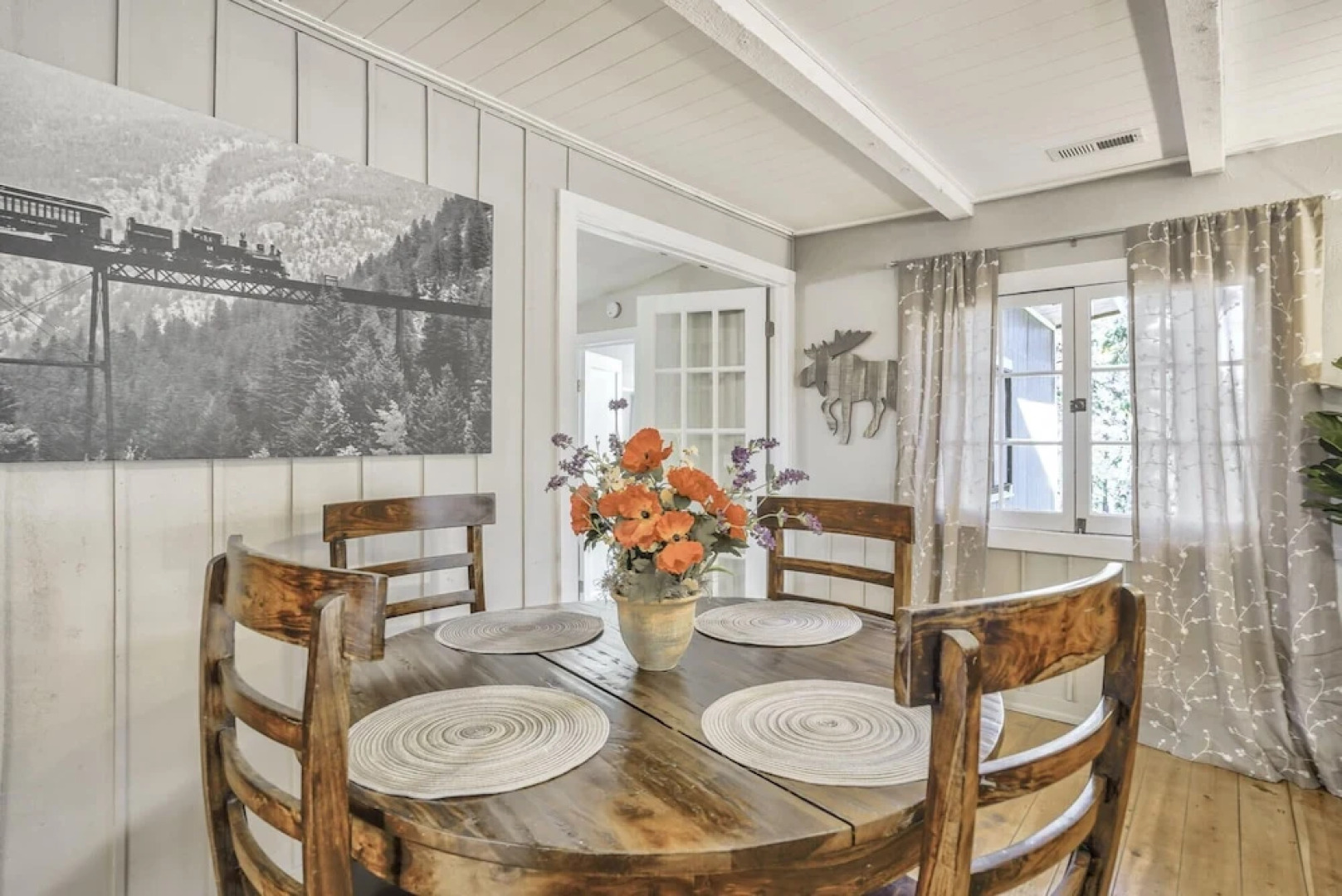 2brwren's Nestdowntown and Hiking Nearby