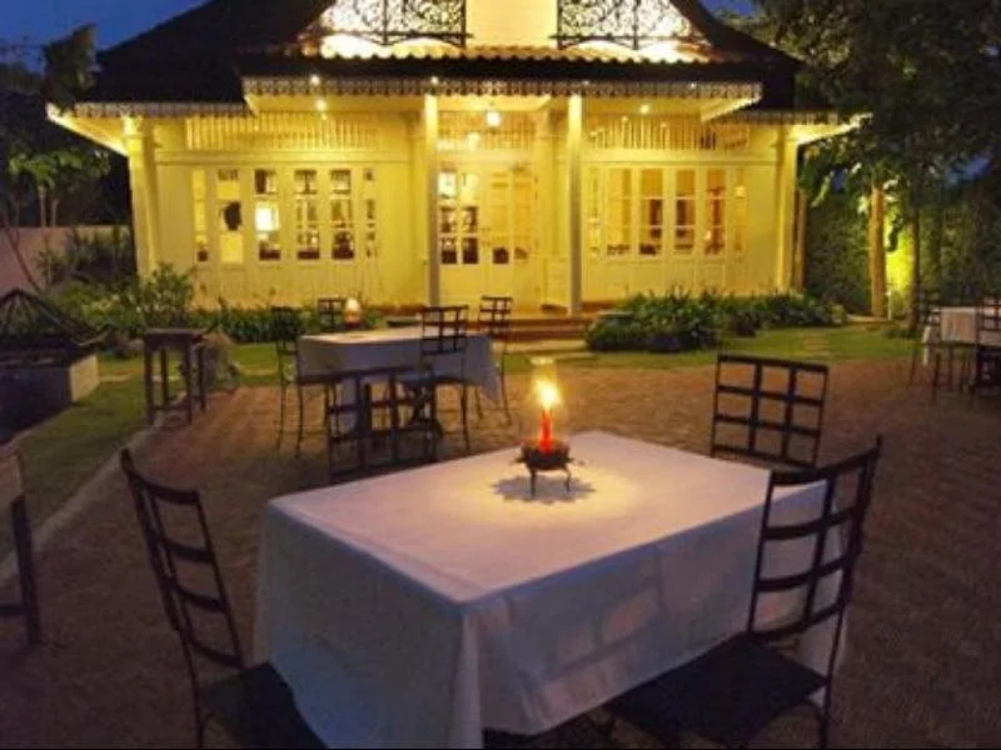 Aunruen Residence & Restaurant