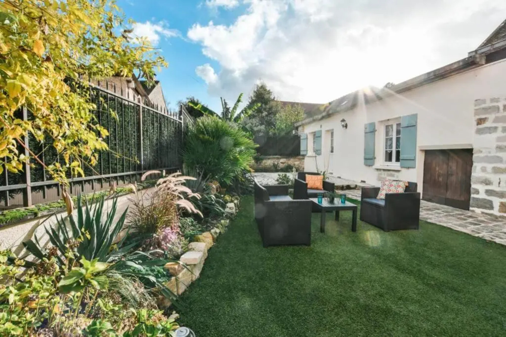 INSTANT FLEURY: maison de caractère, jardin secret