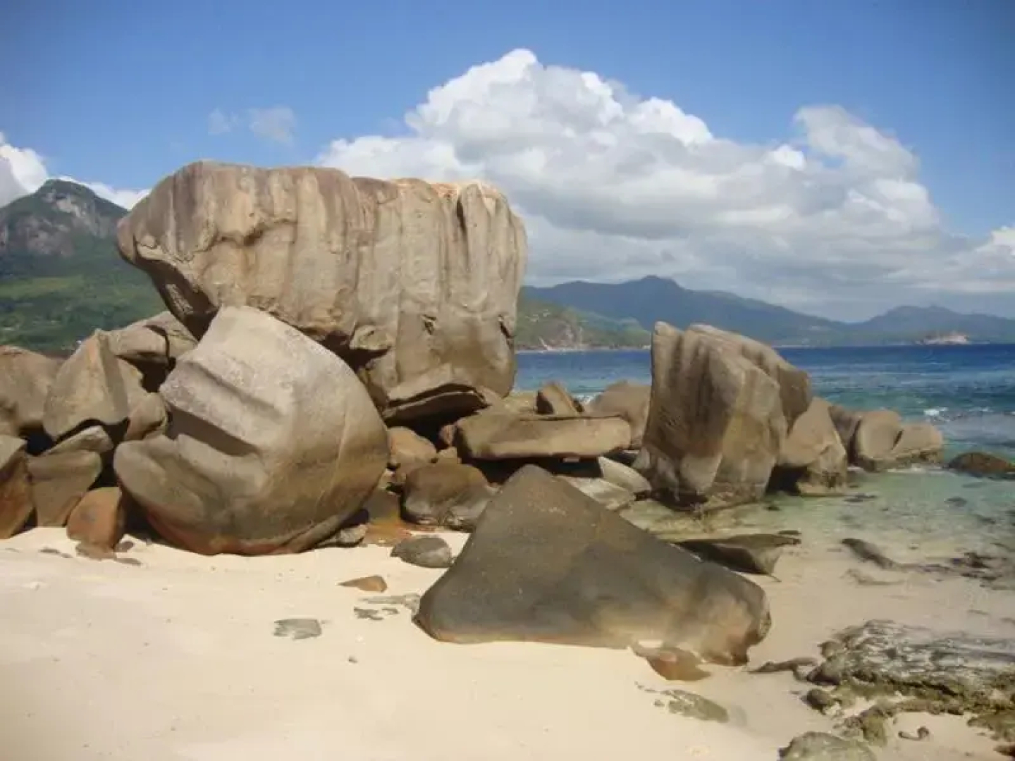 Eden Island, Beach front, Luxury, 3 Bed Ensuite, WiFi