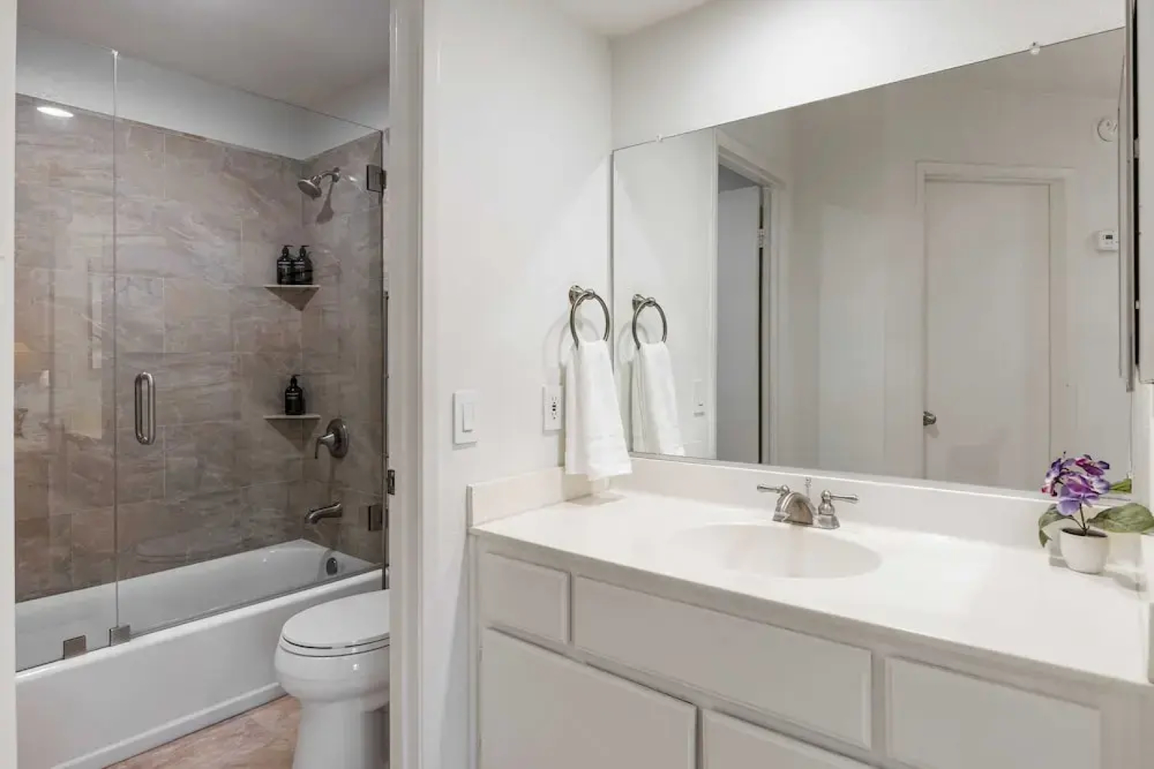 Walk to Beach Pool, Hot Tub, Private Patio, Parking Seabreeze Retreat