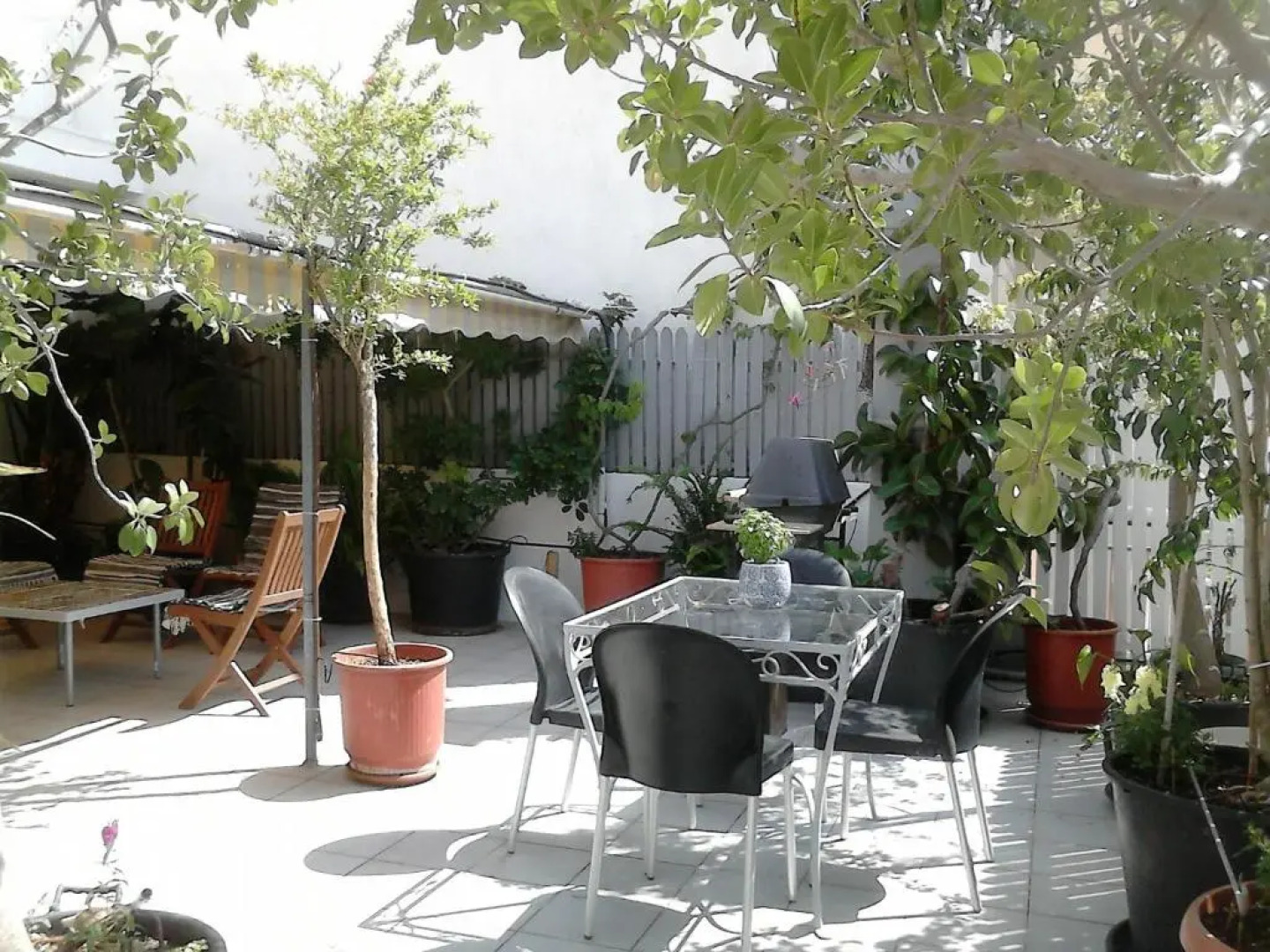 Roof-top garden apartment really well located in Athens