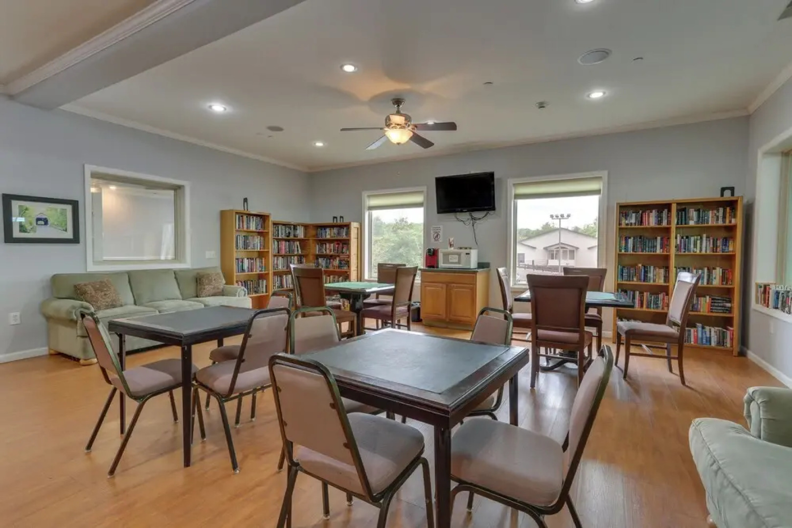 Screened Porch & Grill: Lake Ariel Vacation Rental