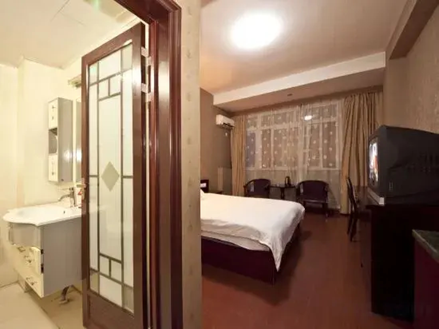 Jinqiao Business Hotel