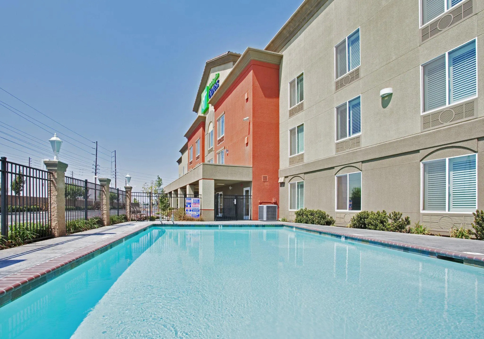 Holiday Inn Express and Suites Modesto by IHG