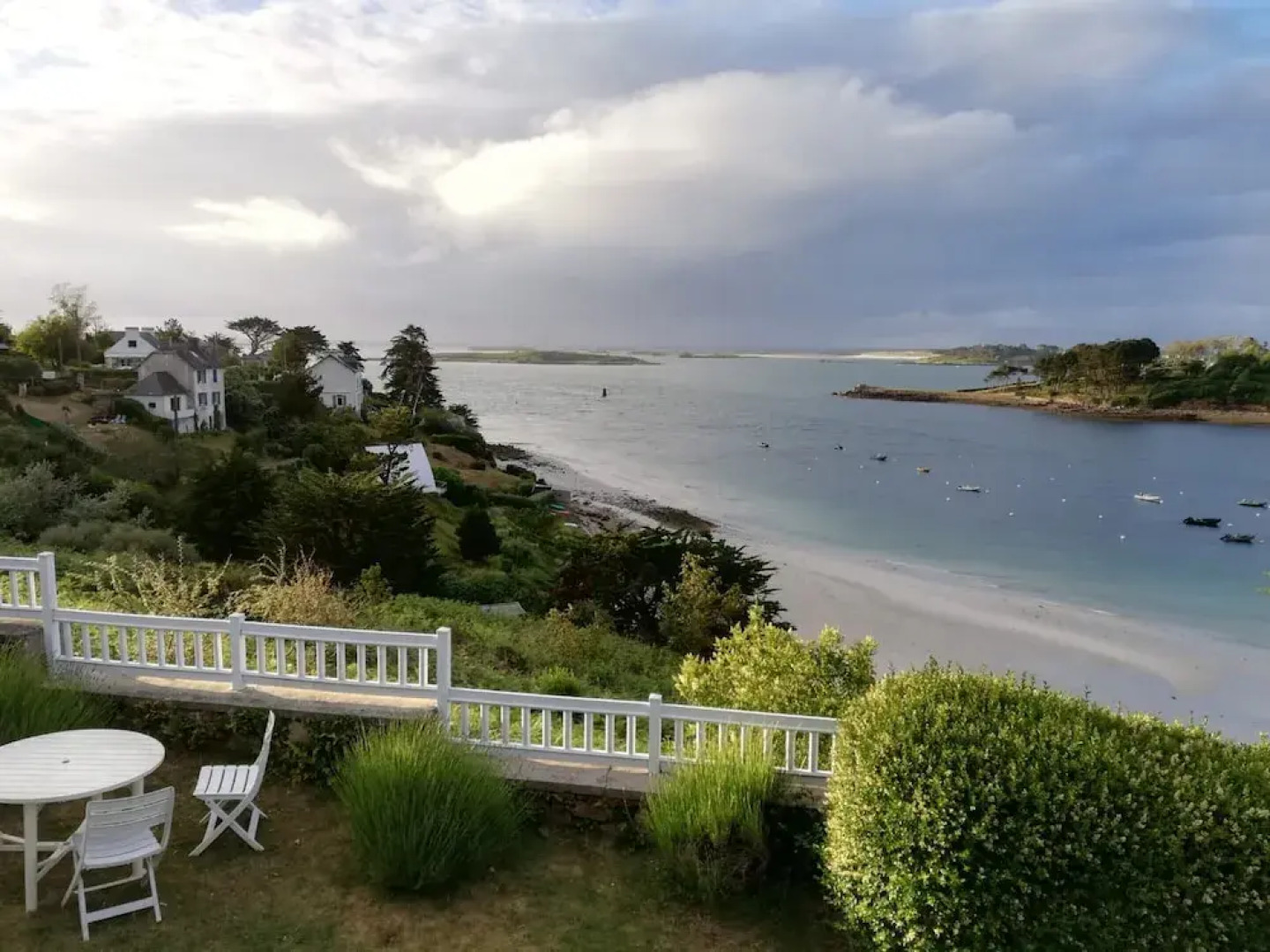 Superb sea View / Private Beach Access