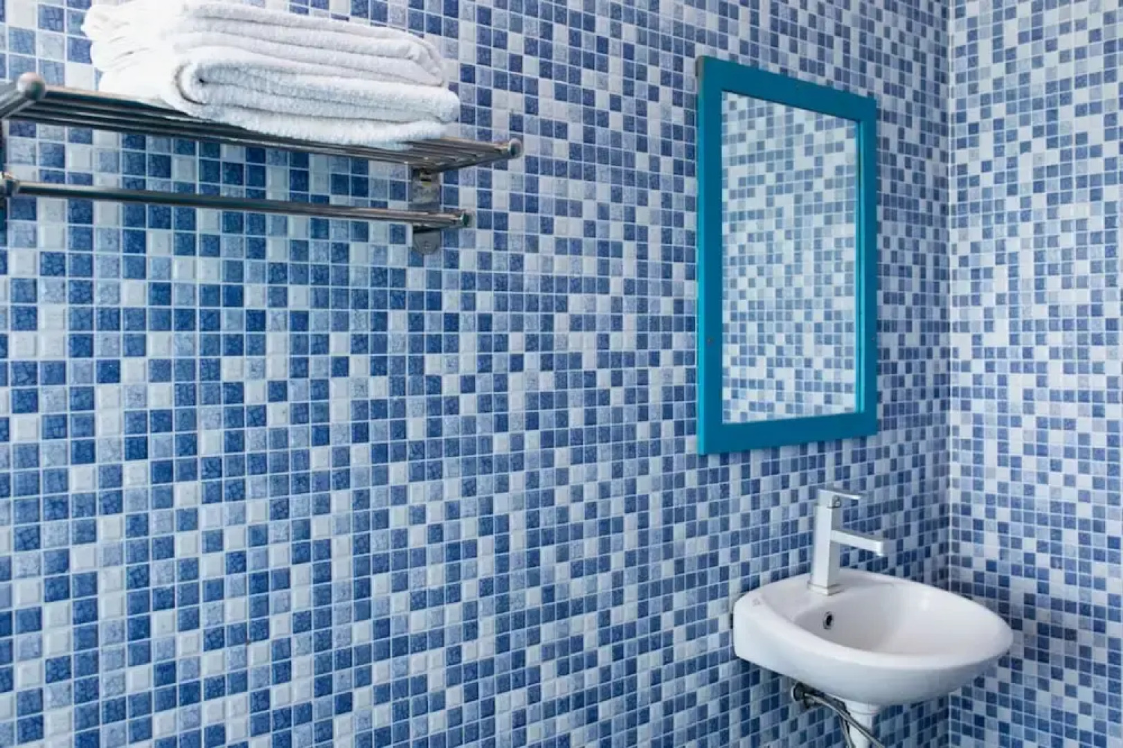 Blue Anchor Lodge & Cafe-Binh Ba Island