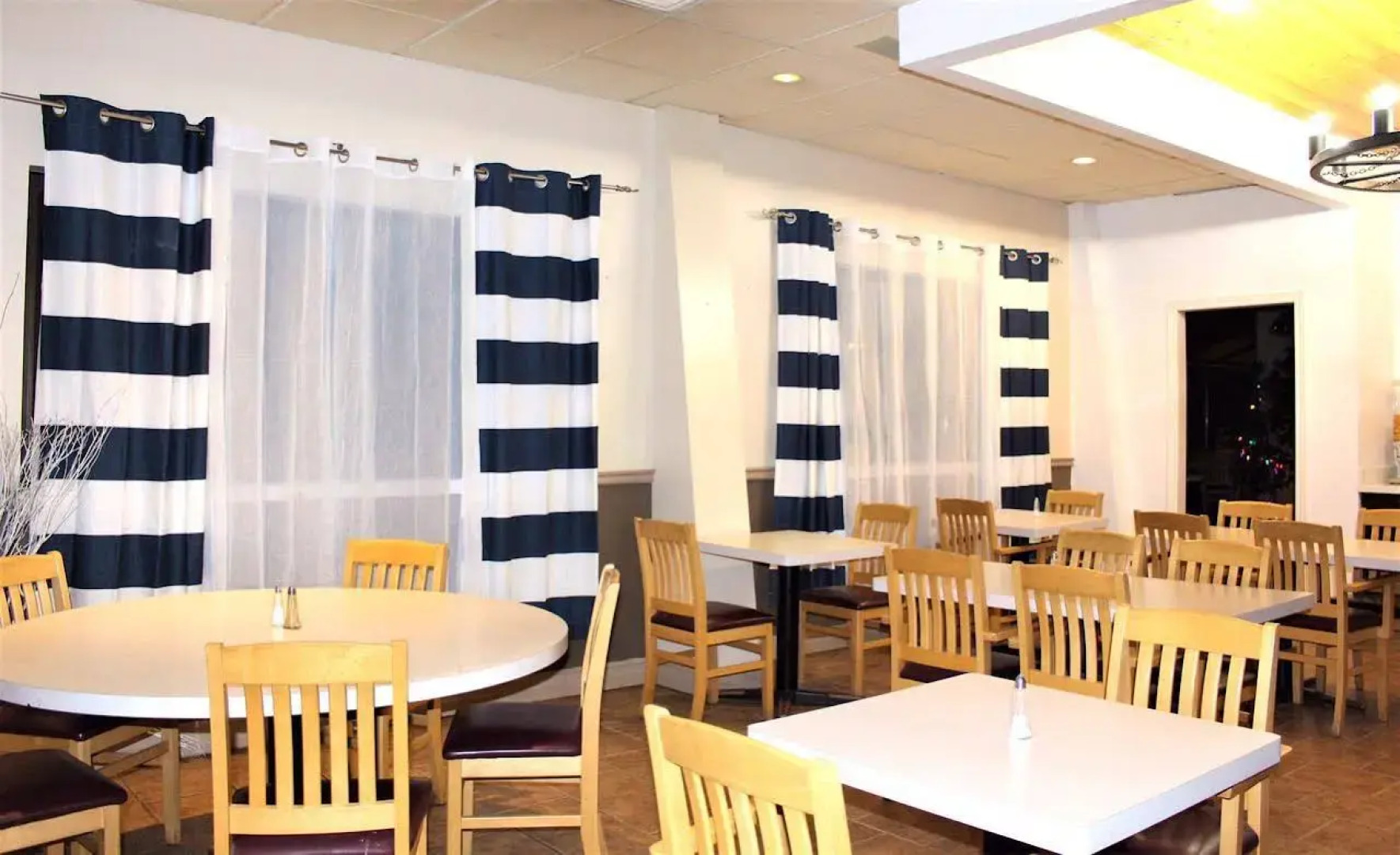 Jolly Roger Inn & Resort