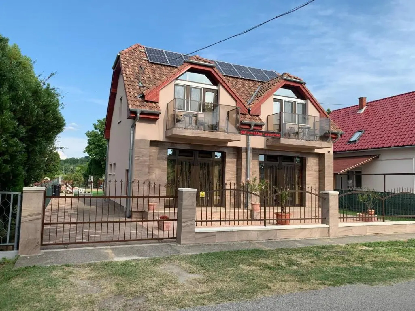 Mediterán Fedett Medencés Apartmanház