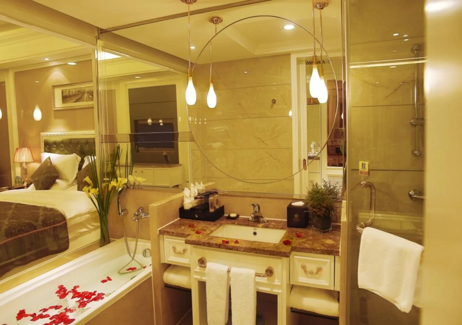 Golden Bauhinia International Hotel