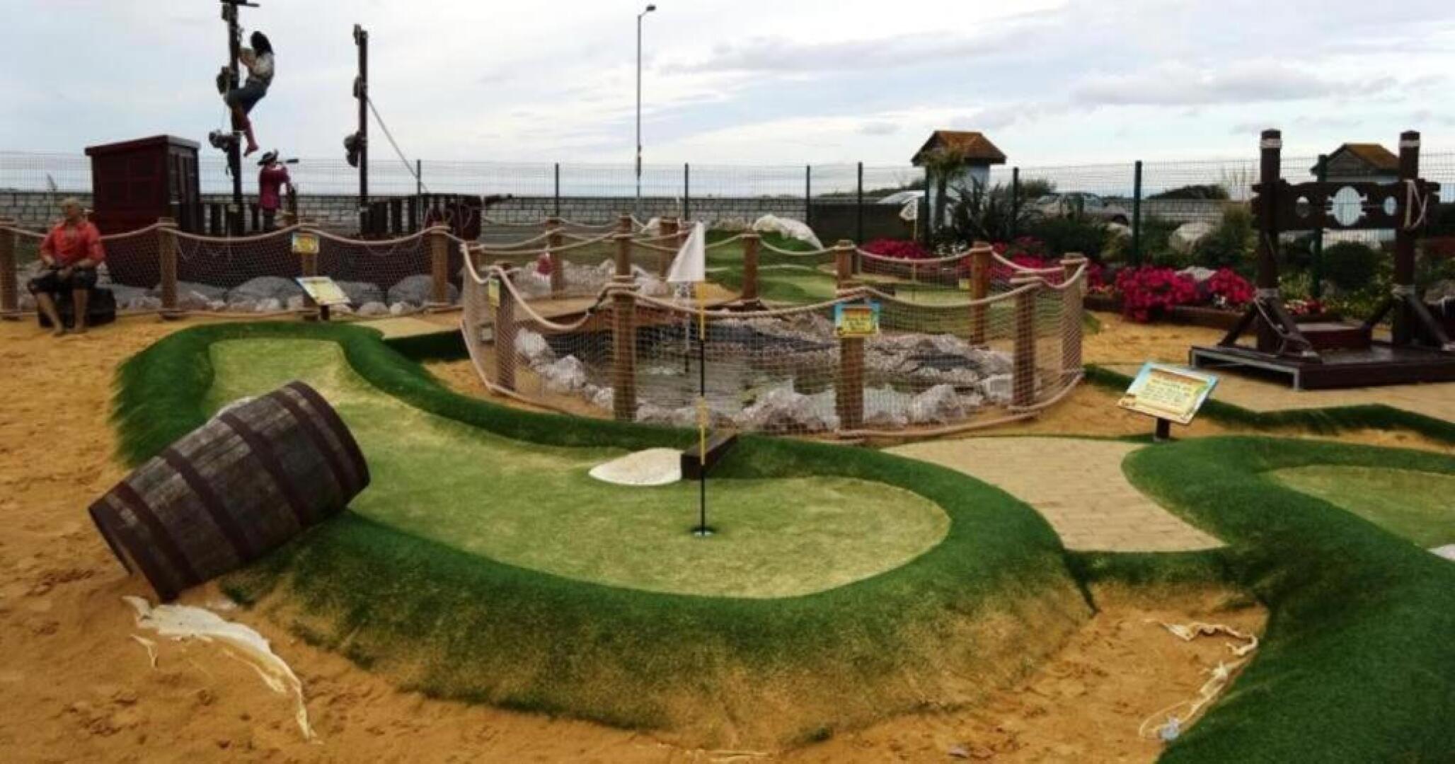 Sleeps 6, Gym, Entertainment, Pool, Beach