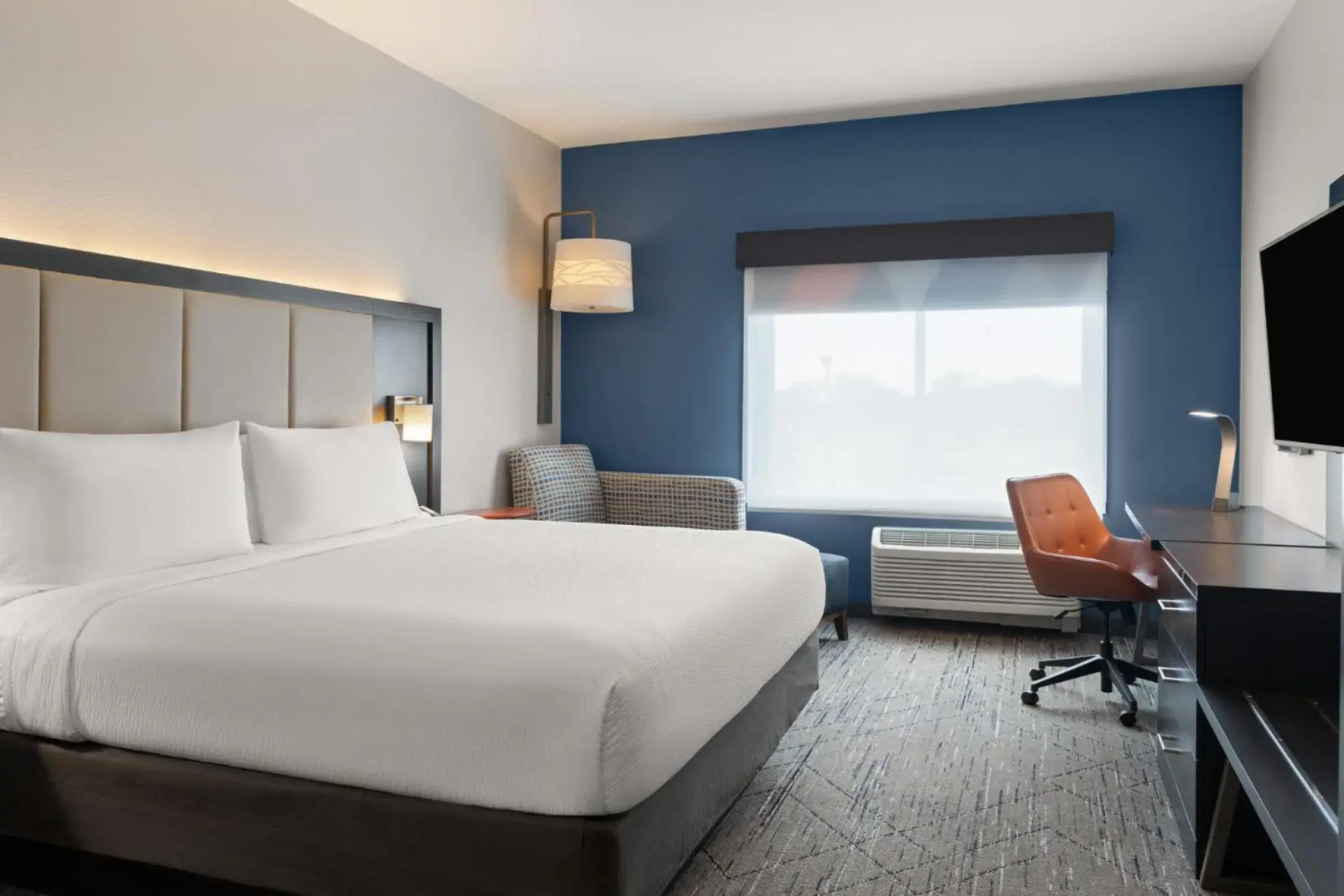 Holiday Inn Express & Suites Tampa East - Ybor City, an IHG Hotel