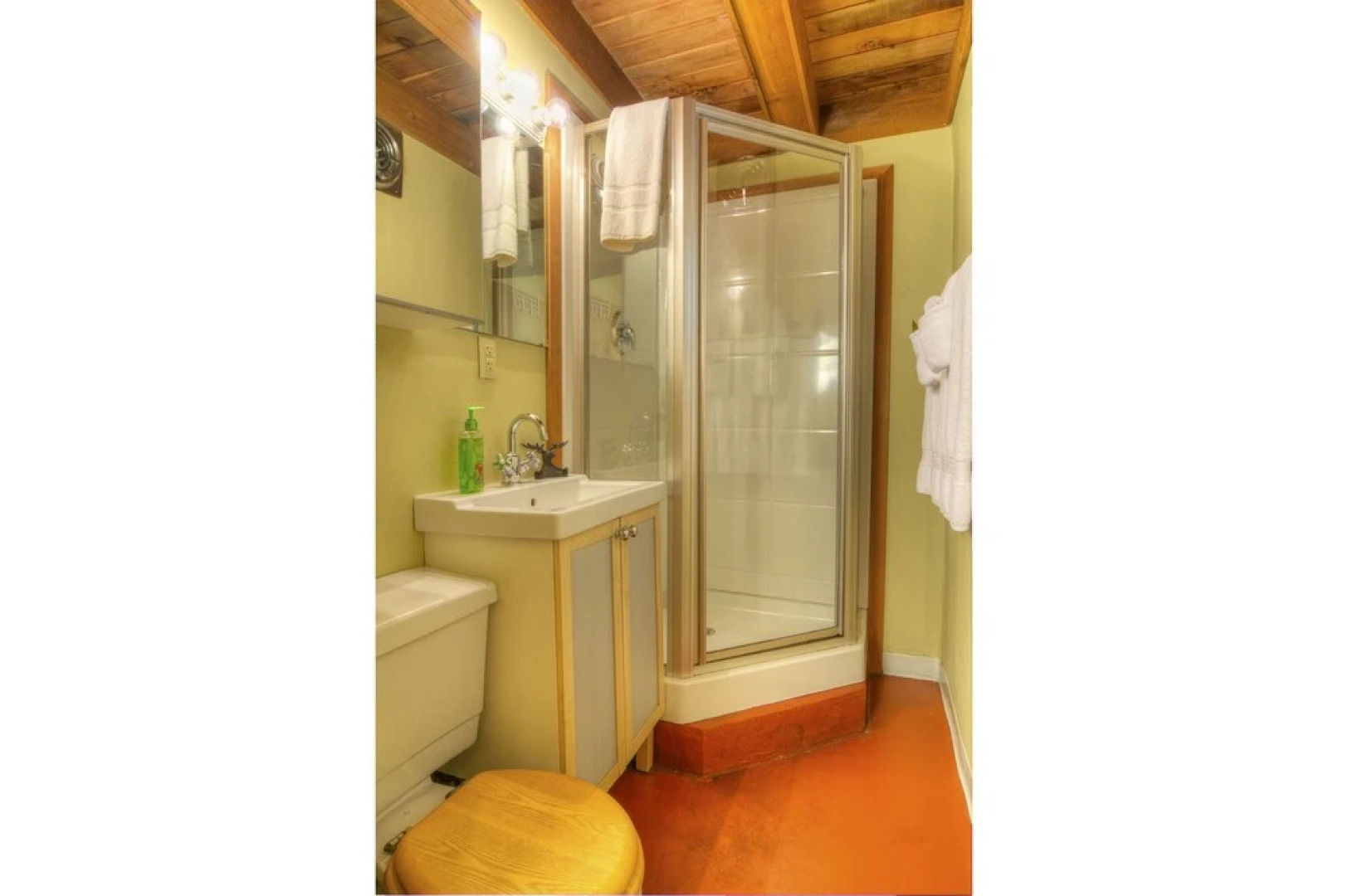 Apres Chalet - Two Bedroom Cabin with Hot Tub