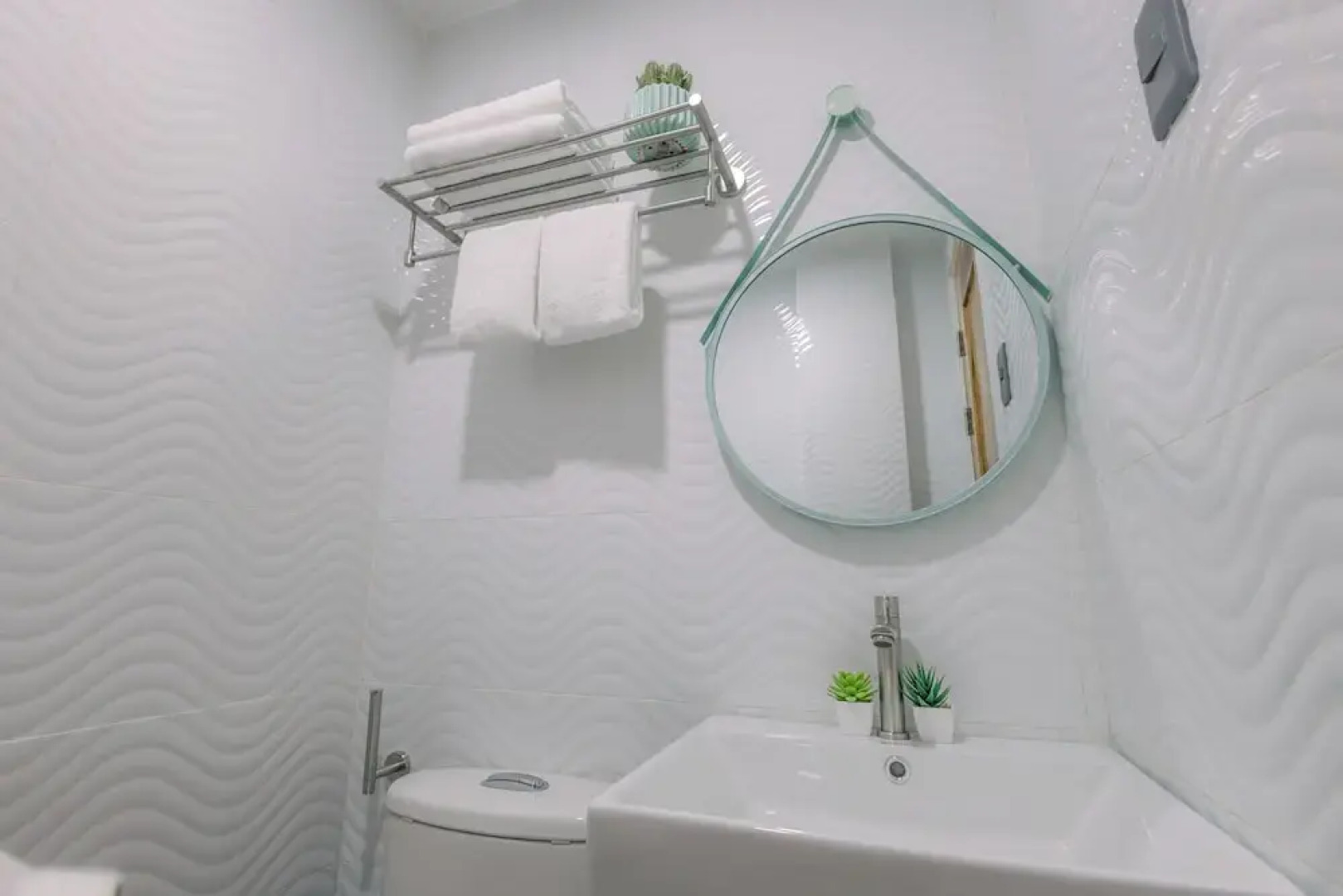 LOBOC RIVERSIDE INN and RESTAURANT