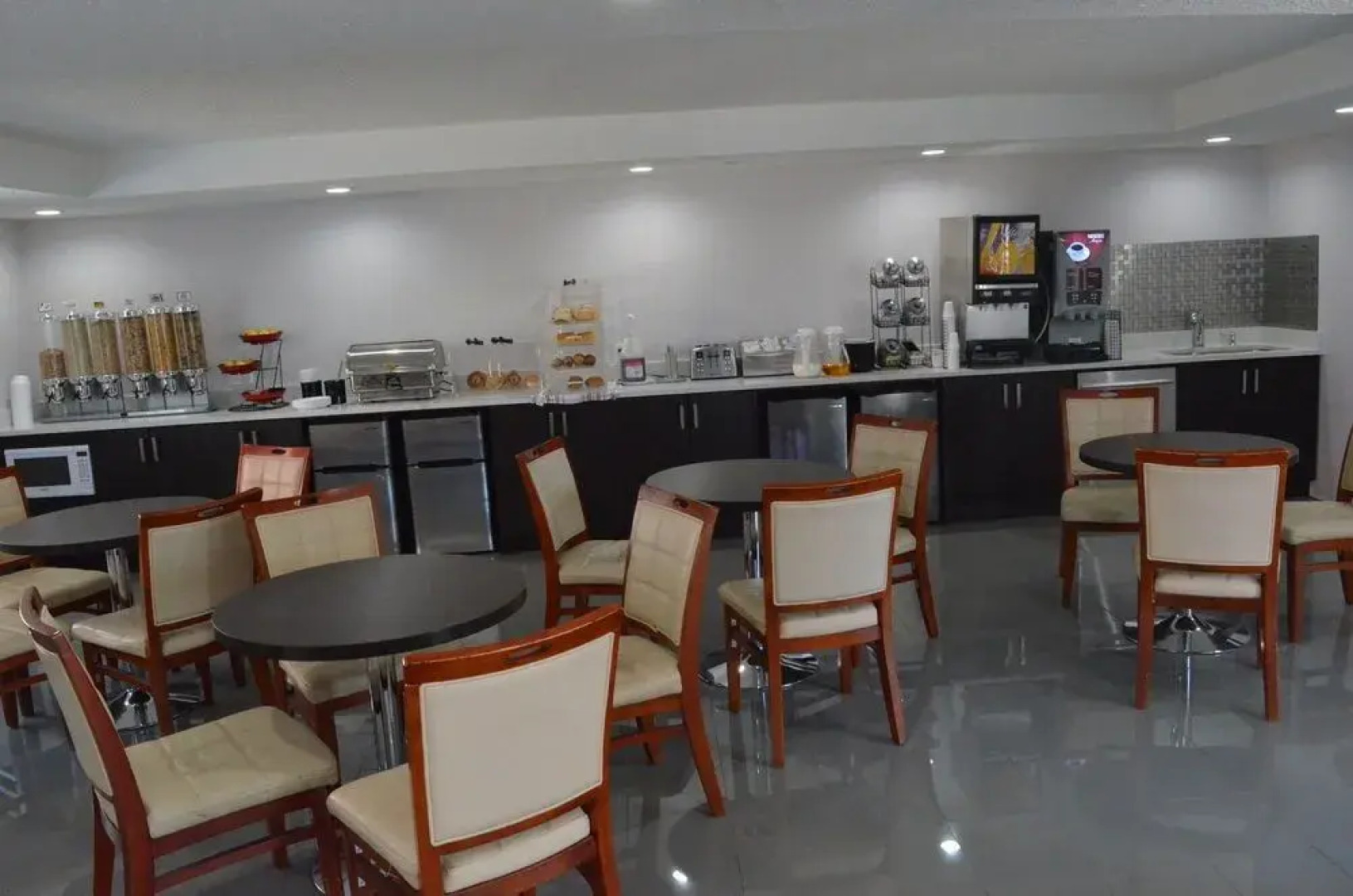 Econo Lodge Inn & Suites