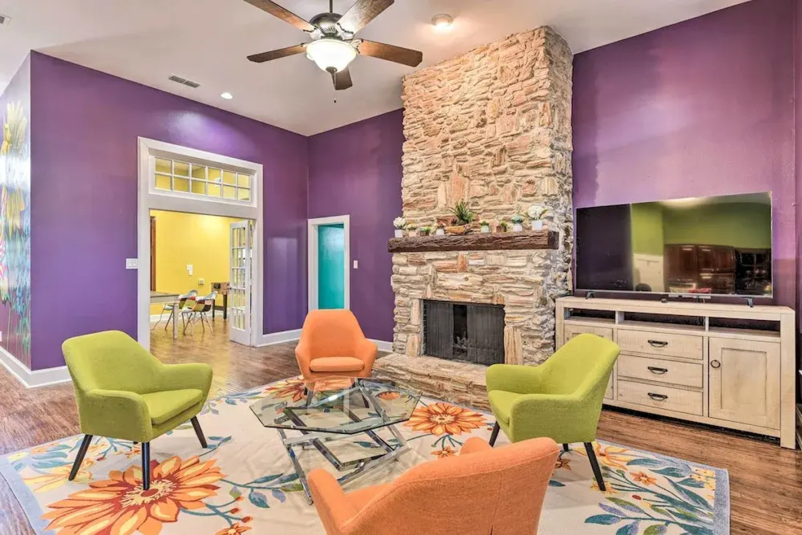 Private Pool: Spacious & Vibrant Argyle Villa!