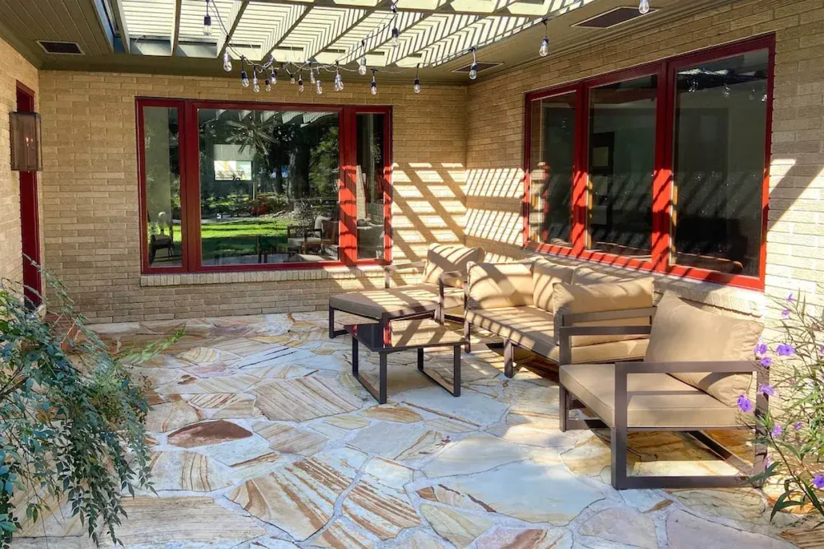Mid-century Dream Home < Half-mile to Beach!