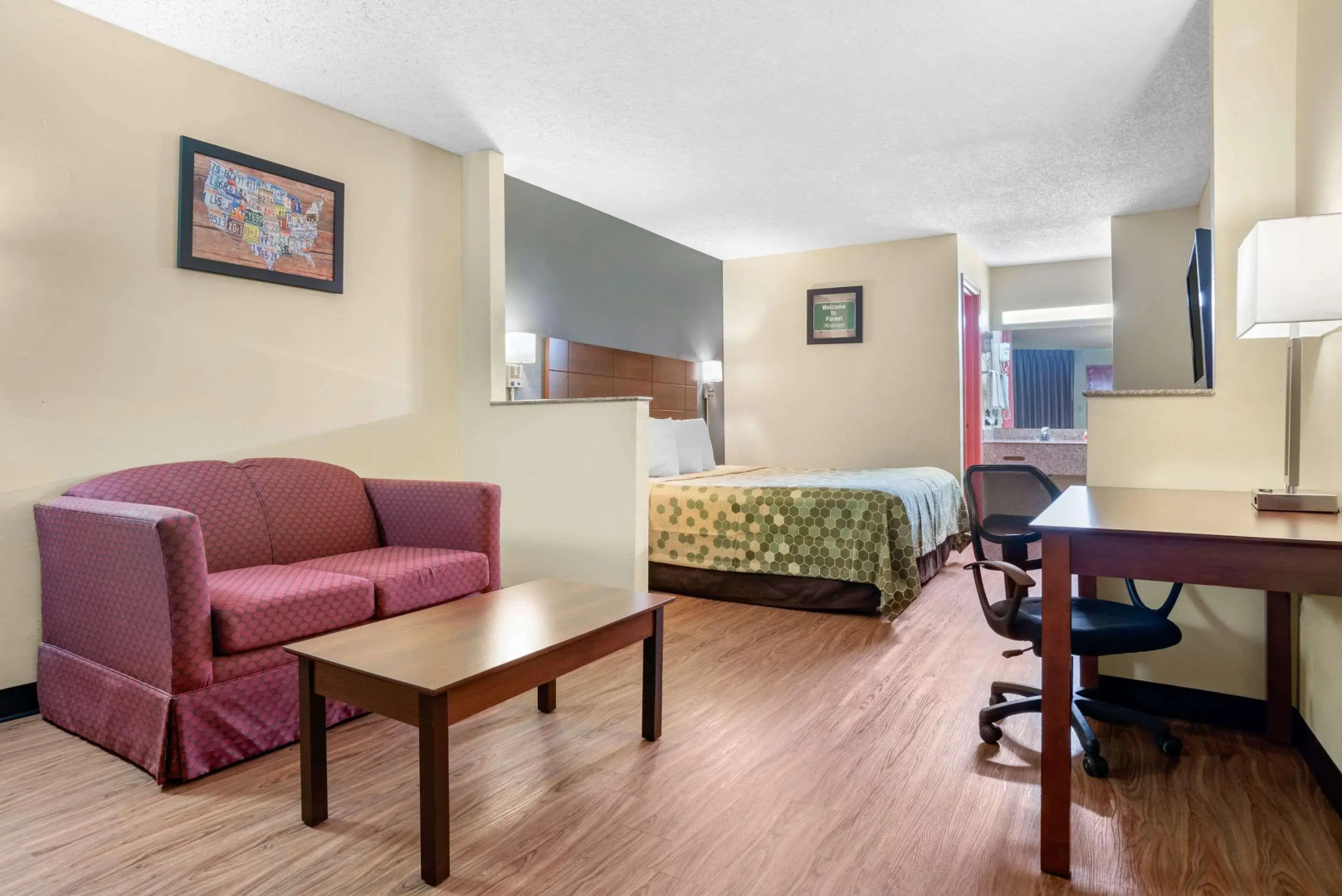 Econo Lodge Inn & Suites Forest