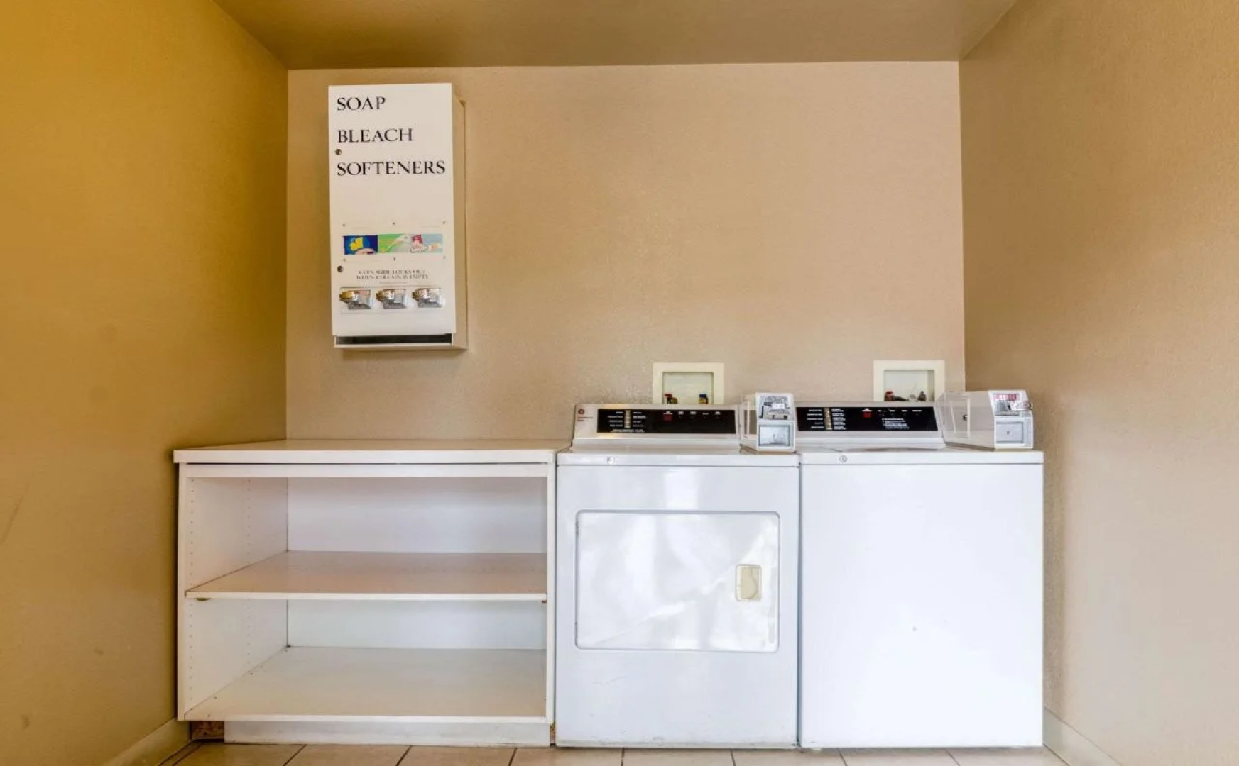 Econo Lodge Inn & Suites I-35 at Shawnee Mission