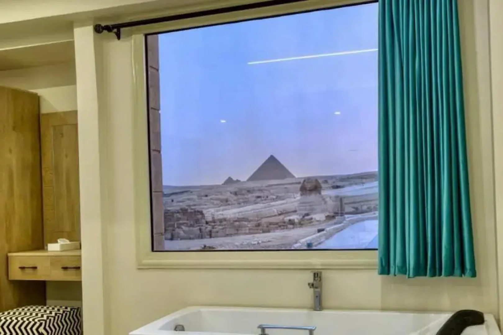 The Gate Hotel Front Pyramids & Sphinx View