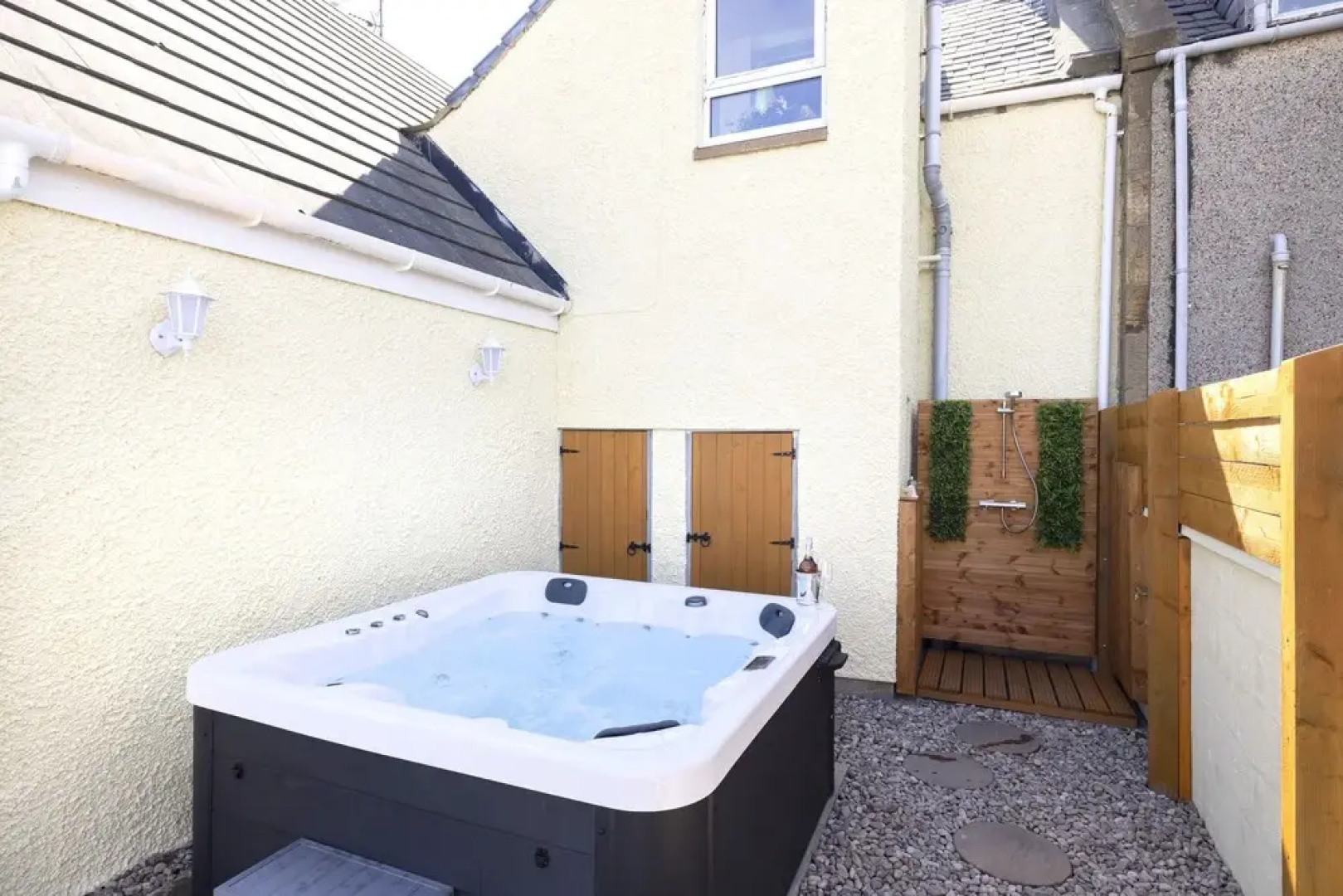 JOIVY Aurora House - 4 Bed With Hot Tub And Sea View