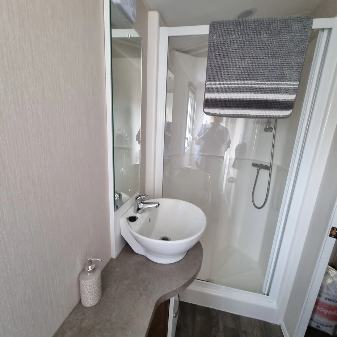 Immaculate 8-bed Cabin in Tattershall Lake