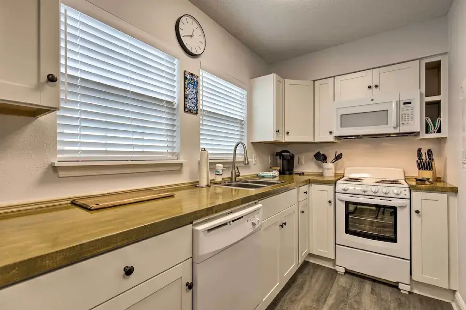 Downtown Ocean Springs Duplex w/ A/C 1 Mi to Beach