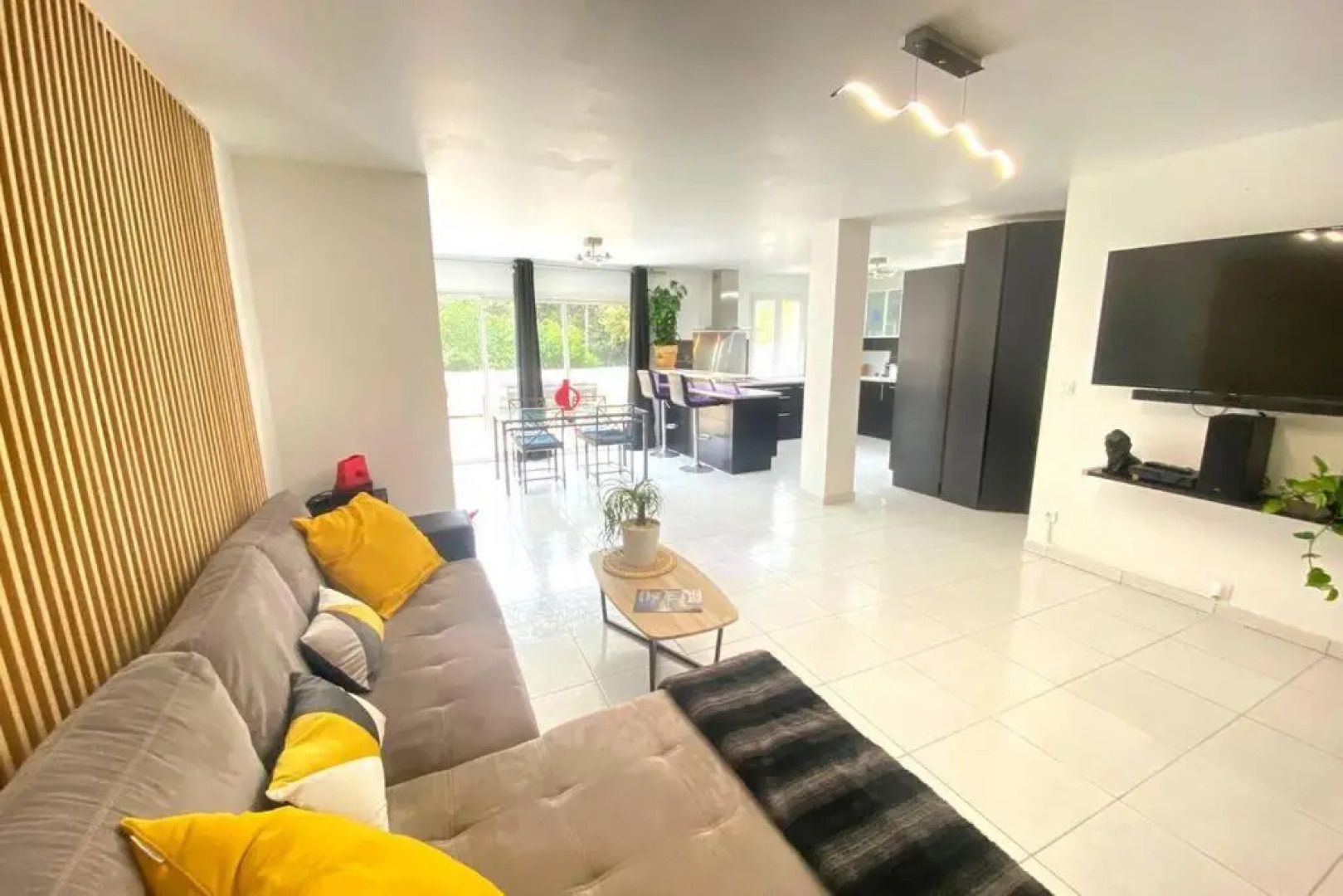 VILLA 6 PERSONNES /PISCINE/CAMPAGNE/TERRAIN DE PETANQUE/15 km BANDOL