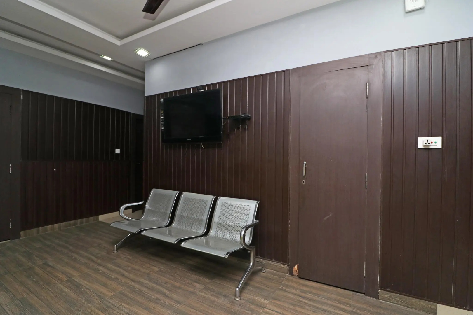 OYO 29127 Hotel Crown Tower