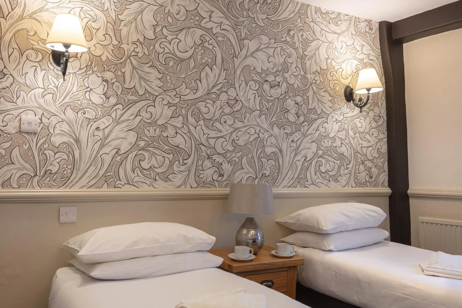 The New Inn by Roomsbooked