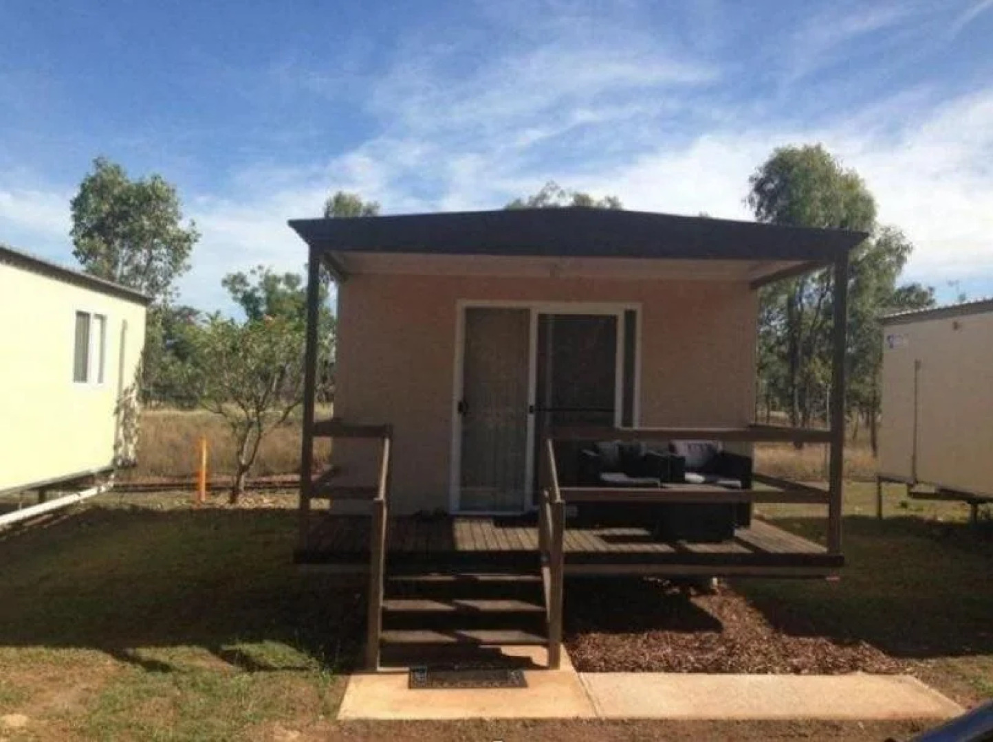 Lazy Lizard Tavern and Caravan Park Cabins