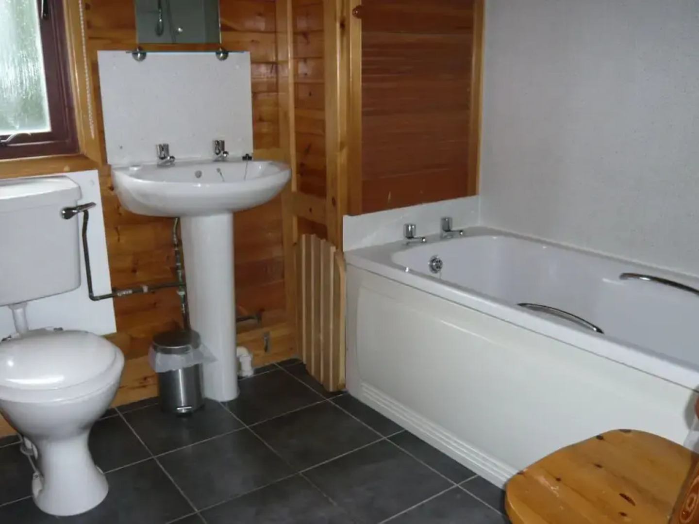 Cosy Pine Lodge With far Reaching Country Views and Large sun Deck