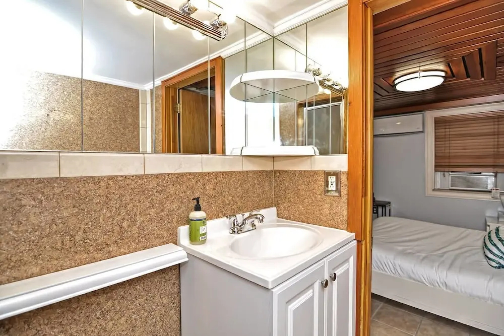 Spacious Studio in Boston's North End/little Italy