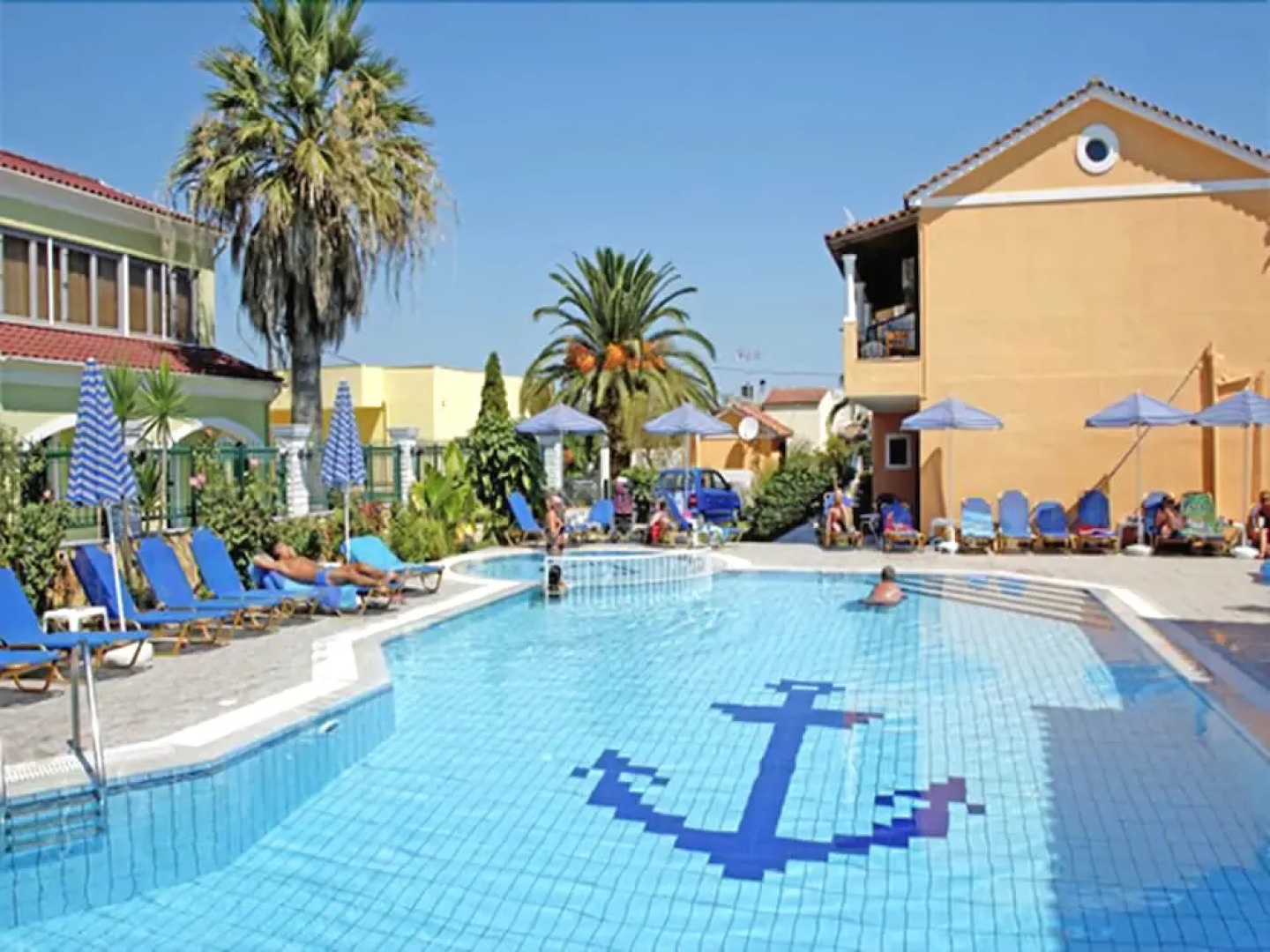 Makis Studios & Apartments