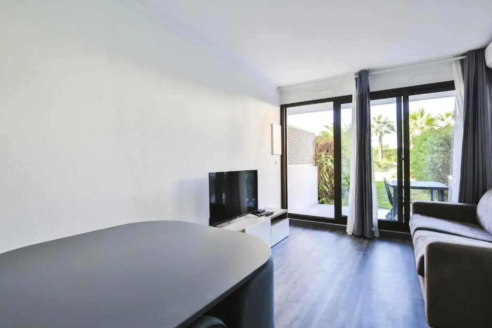 Superbe 2 pièce tout confort , PISCINE /AC/PARKING