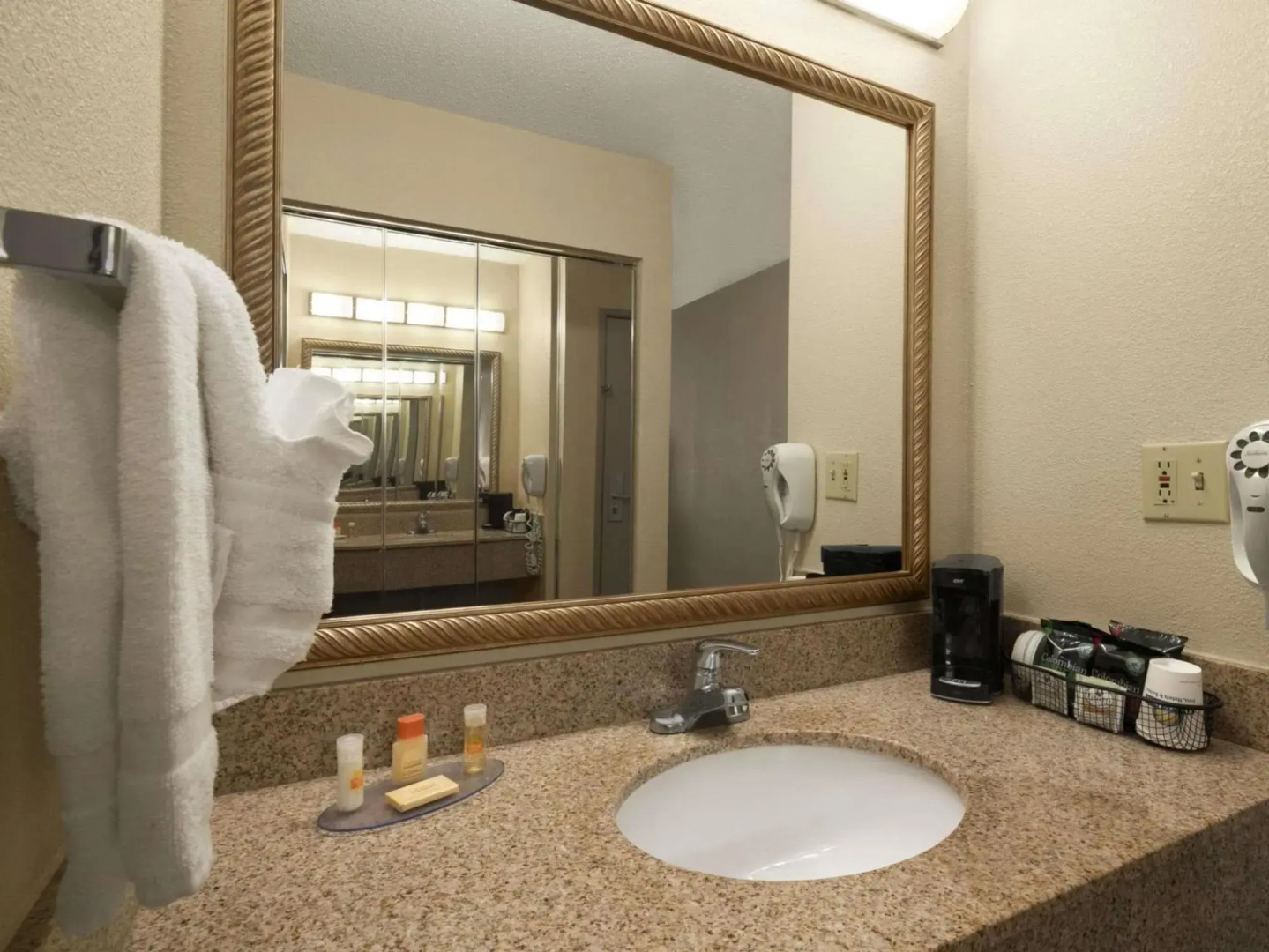 Days Inn & Suites Omaha NE