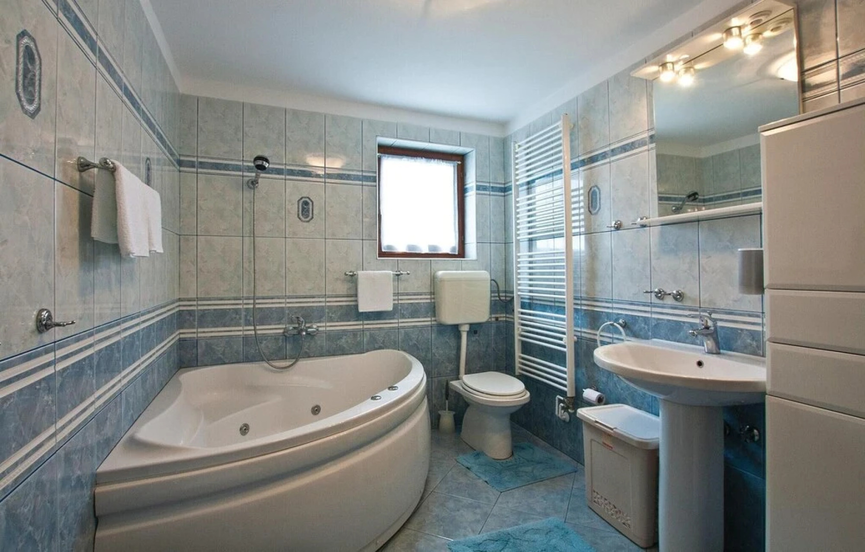 Awesome Home in Visnjan with Hot Tub, Sauna & WiFi