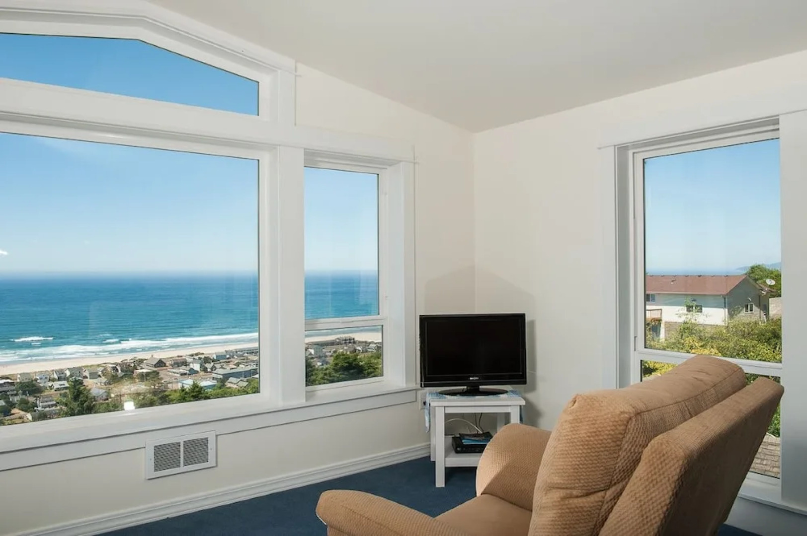 The Lighthouse 3 Br home by RedAwning