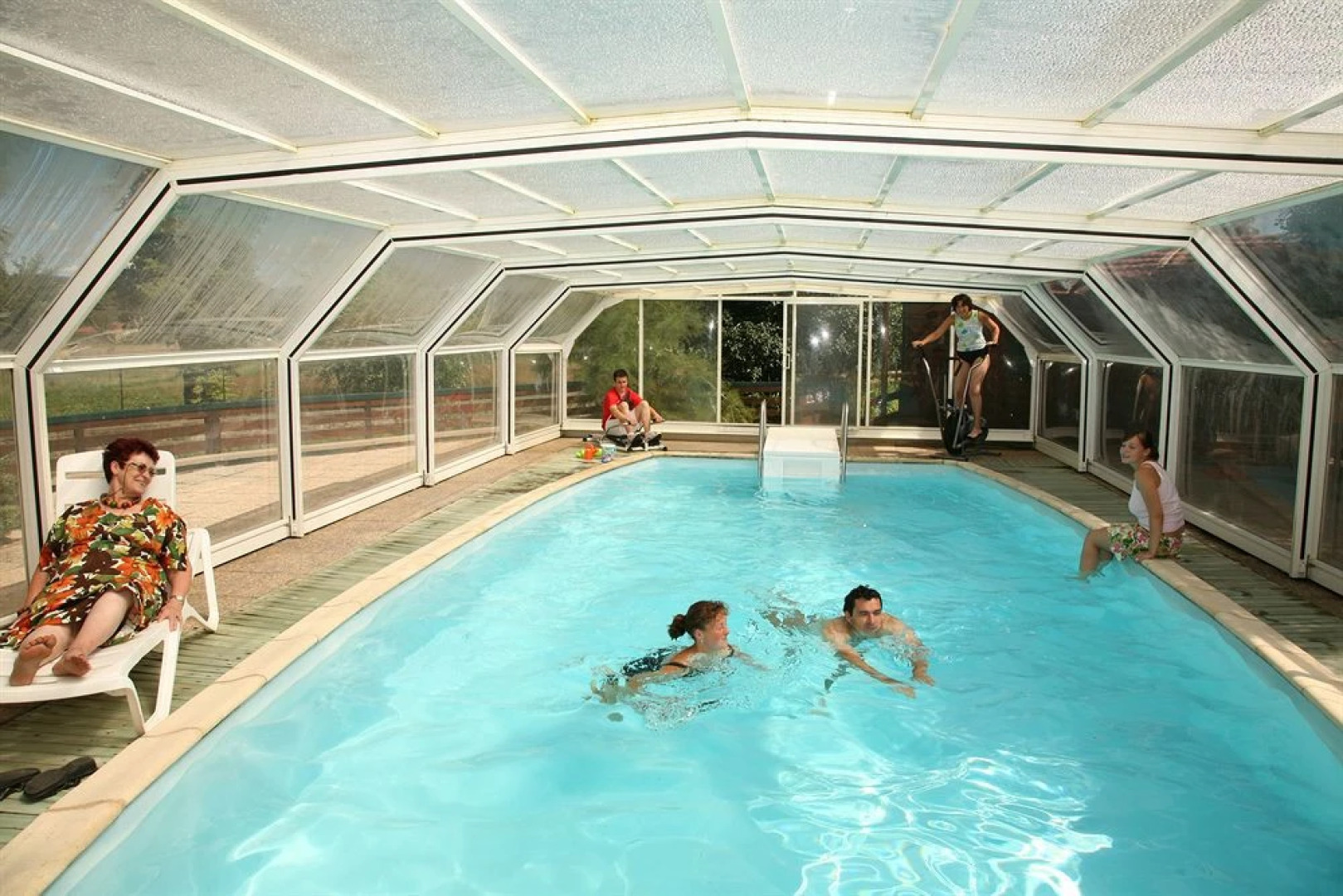 Hôtel-Restaurant La Crèche et sa piscine intérieure - Logis Hôtels