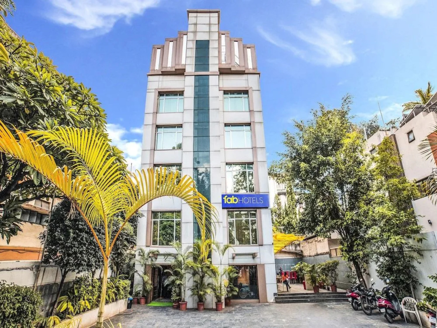 FabHotel Lakme Executive FC Road