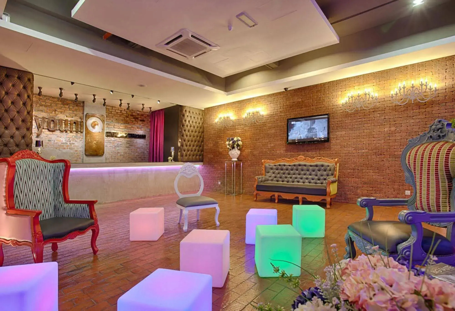 the youniQ Hotel