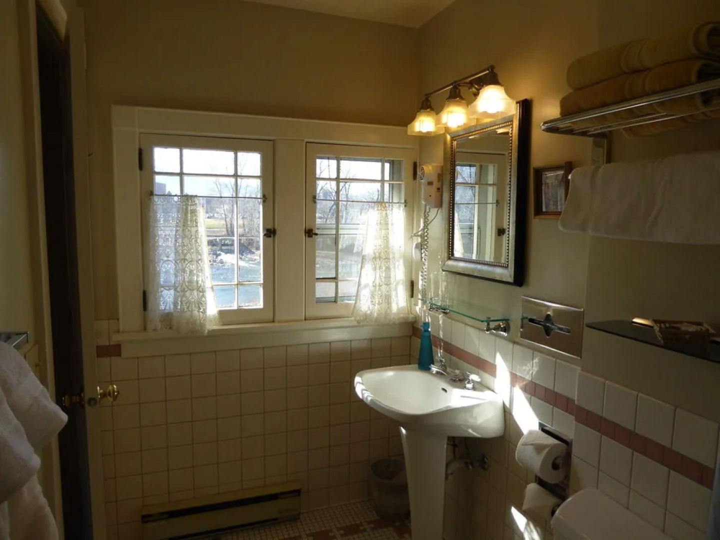 Goldsmith's Riverfront Inn