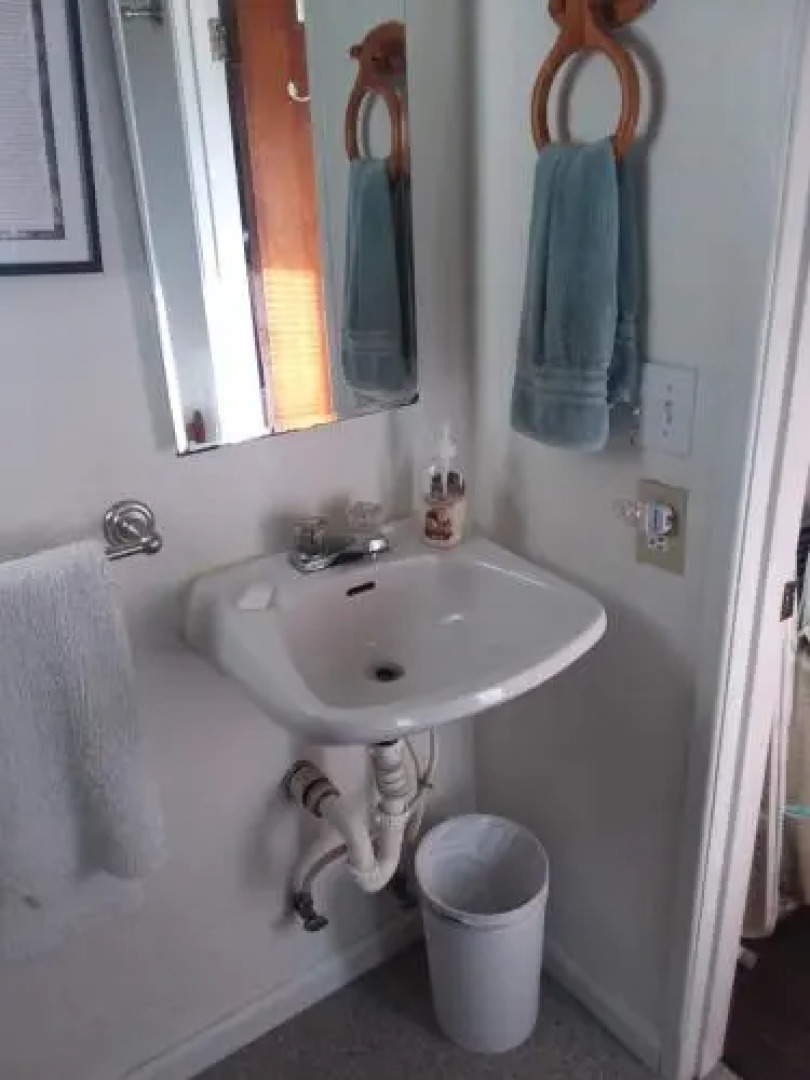 Lakeside Hostel & Guest House